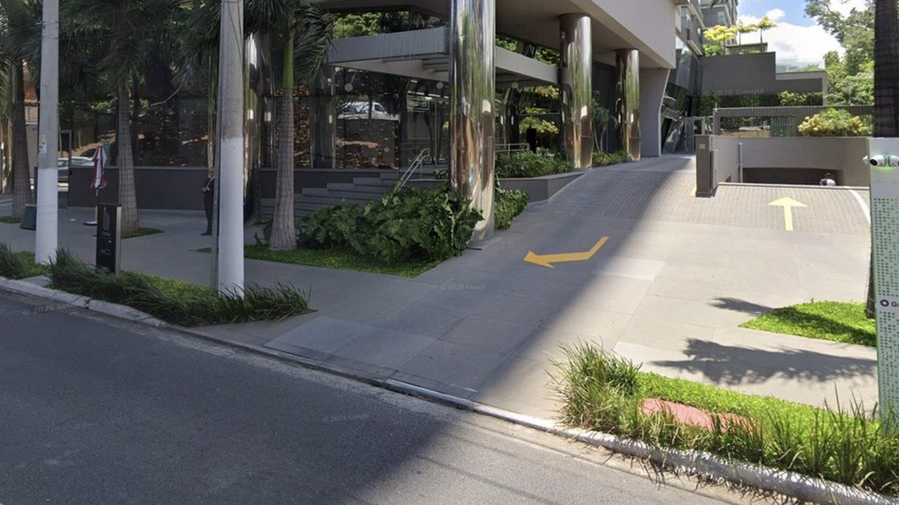 Entrada de pedestres do Edifício Medplex Ibirapuera: a passagem coberta, entre as vigas prateadas.