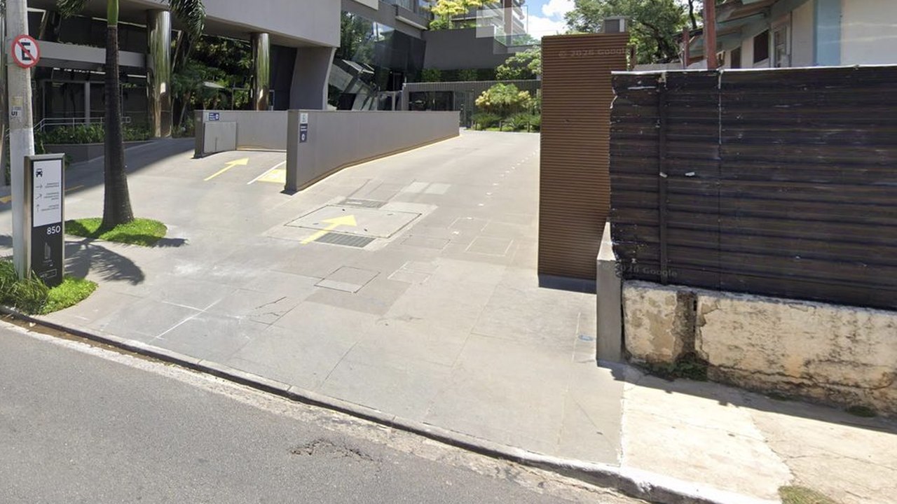 Av. Rubem Berta: o acesso da direita, onde o carro de aplicativo encosta para o paciente descer.