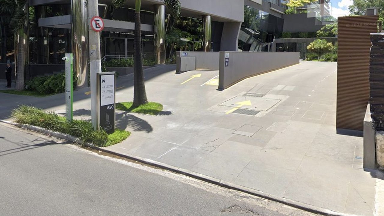 Av. Rubem Berta: a entrada do meio, com a rampa e a seta amarela pintada no chão, é a dos condôminos do prédio residencial.
